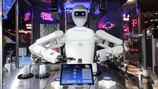 Un camarero robot en el MWC 2022