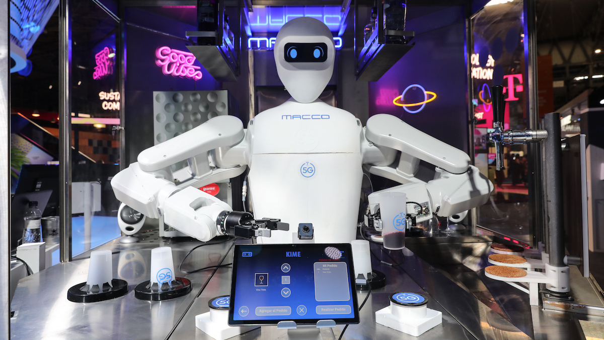 Un robot-barman en el MWC 2022