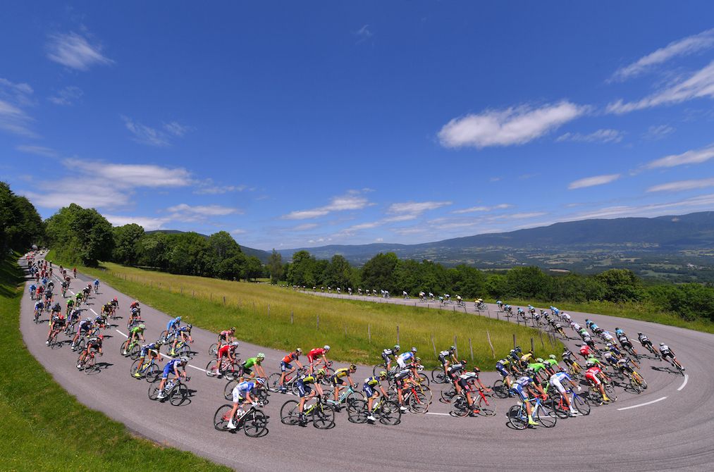 The Crit&eacute;rium du Dauphin&eacute; peloton on stage 6