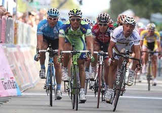 Paolo Bettini (Quick Step) thought he had it won… but Bennati had a well-timed bike throw.