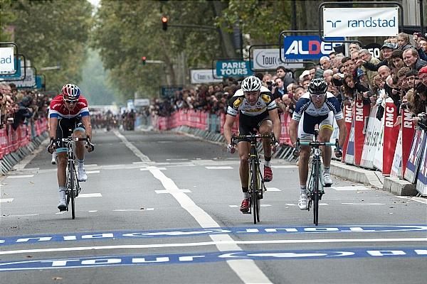 De Vrees tries to come around Marcato but falls short