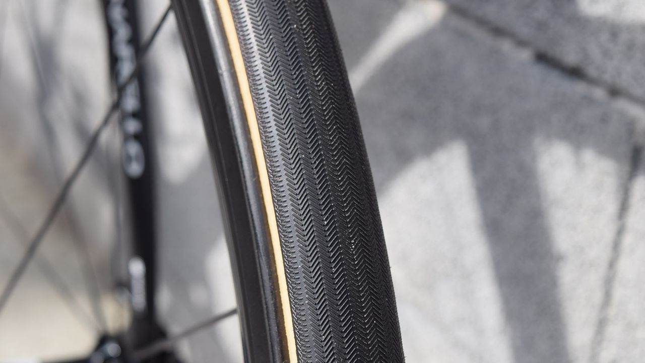 Here you can see the file tread pattern on the FMB tubulars, also note how wide the black outer section of the tyre wraps around the tubular