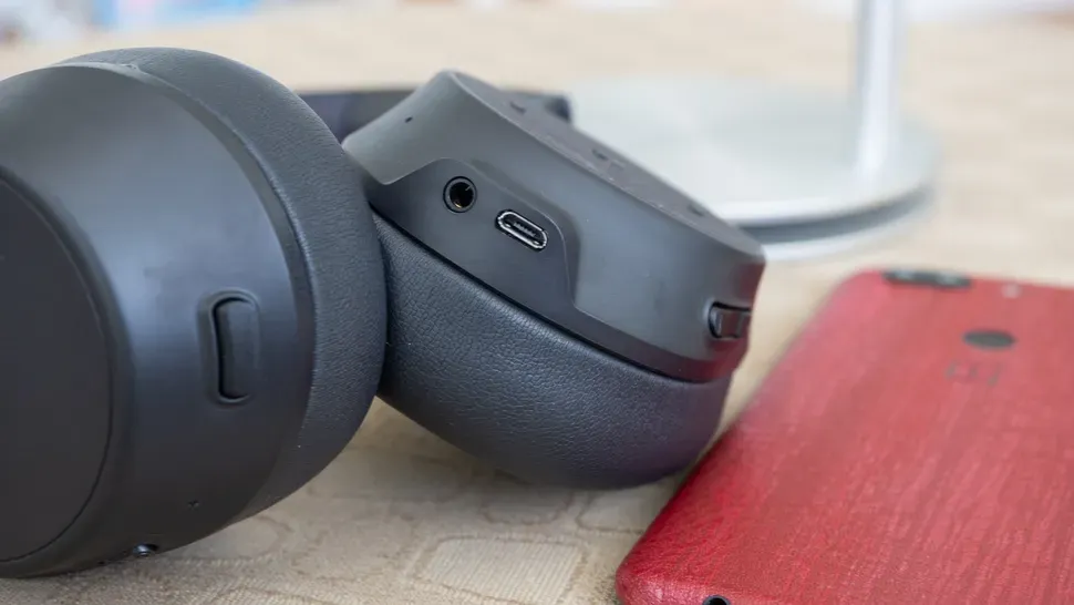 Charging port of the Plantronic BackBeat Go 810