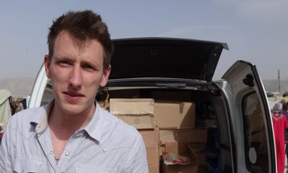 Peter Kassig delivering supplies