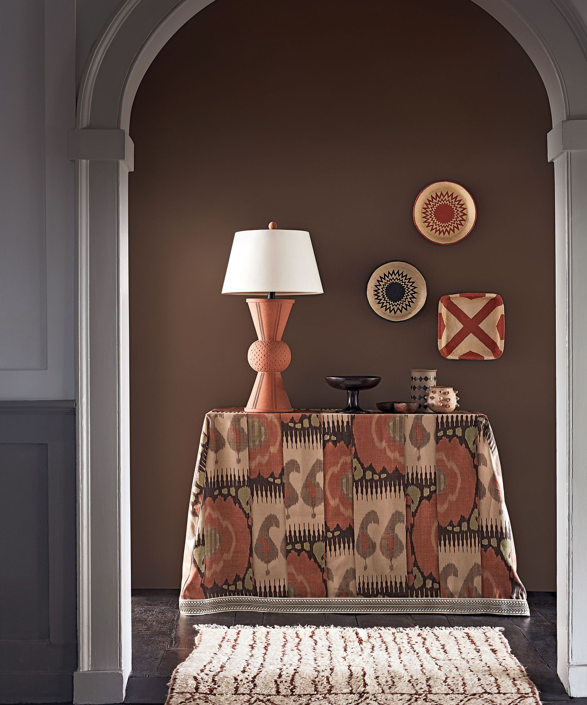 Entryway lighting ideas with sculptural lamp