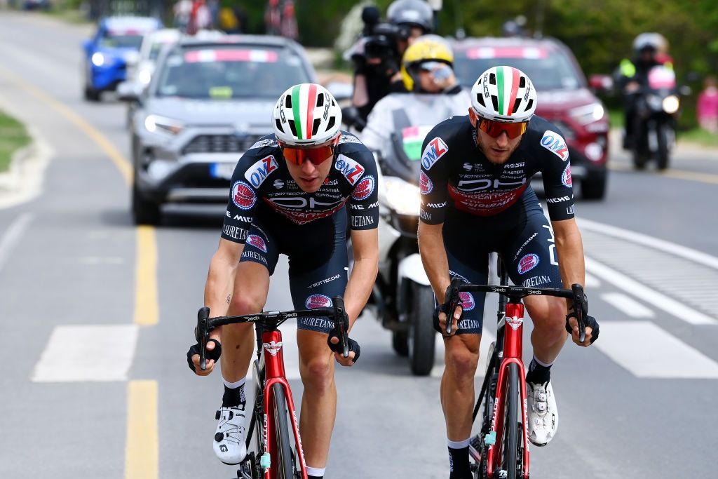 Filippo Tagliani and Mattia Bais in a two-up Drone Hopper-Androni breakaway at the 2022 Giro d&#039;Italia 