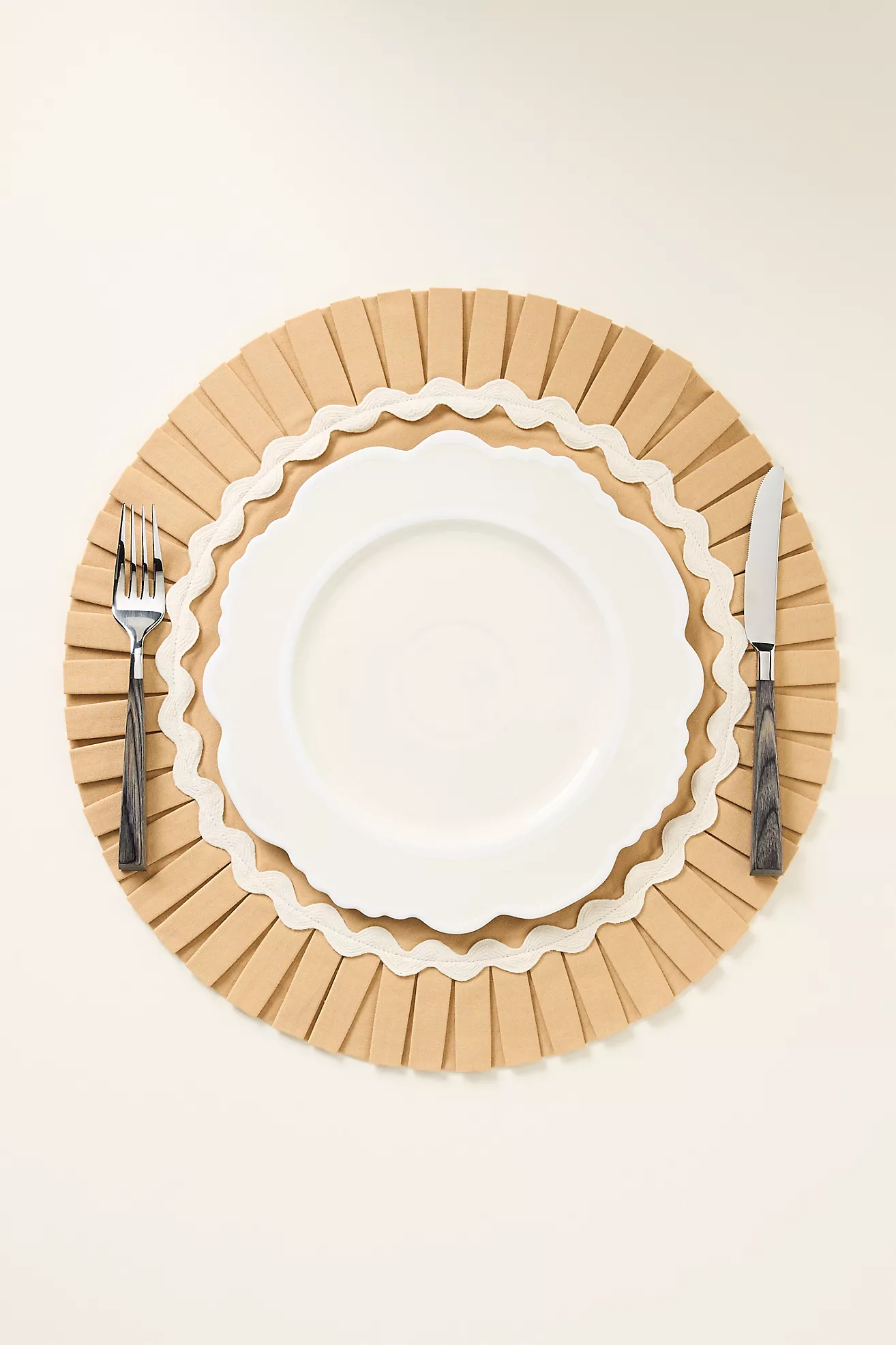 Ruby Ric Rac Pleated Round Placemat