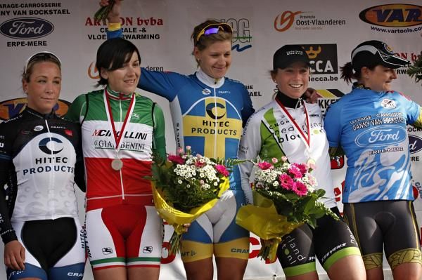 The GP Dottignes podium: Sara Mustonen (sprints), Monia Baccaille (2nd), winner Emma Johansson, Annamiek Van Vleuten (3rd)