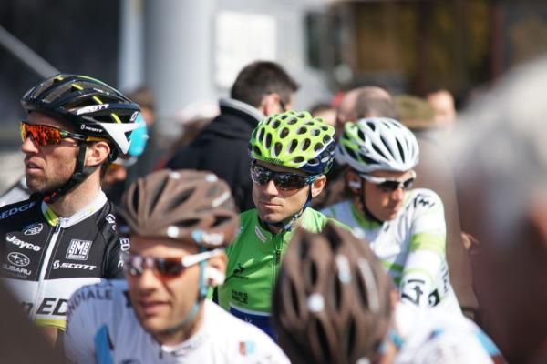 Alejandro Valverde (Movistar) in green awaits the start