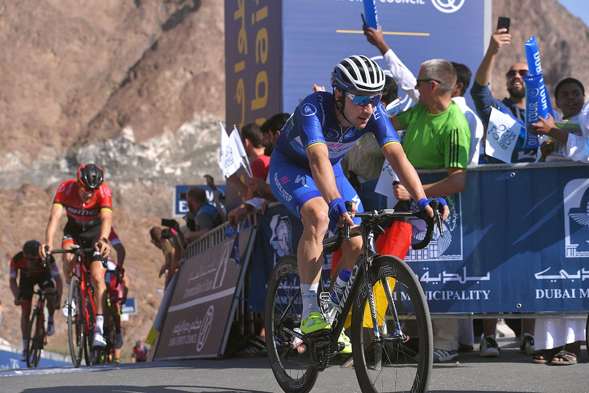 Elia Viviani cross the line