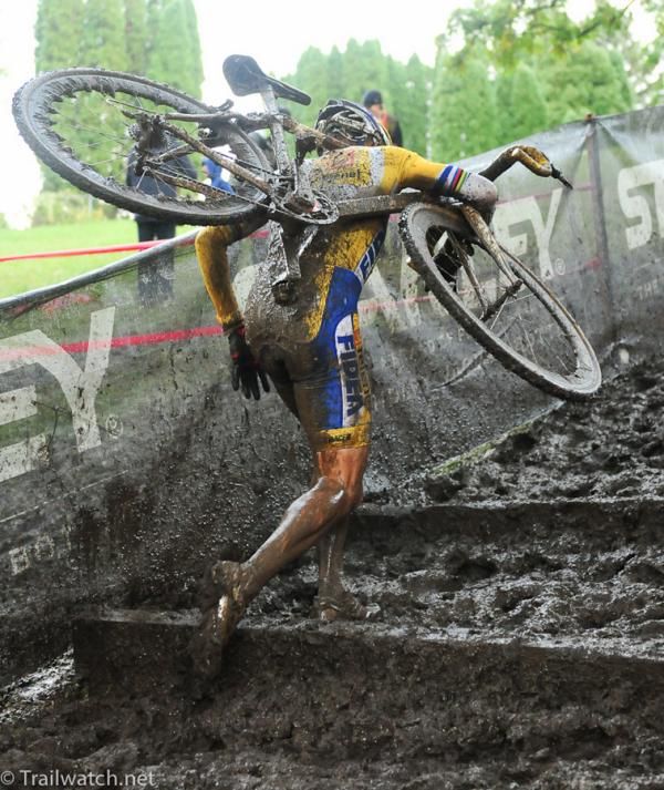 Bart Wellens (Telenet Fidea Cycling) was clearing the fastest on the run-up
