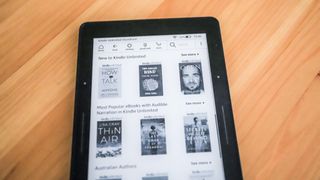 Bläddra i Kindle Unlimited-katalogen på en Kindle-läsare