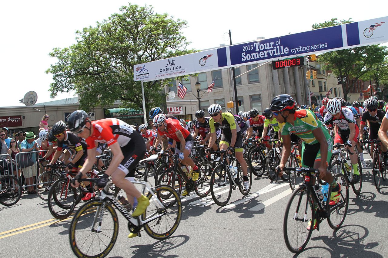 The Men&acirc;s field takes off for their two hour odyssey of their Tour of Somerville.