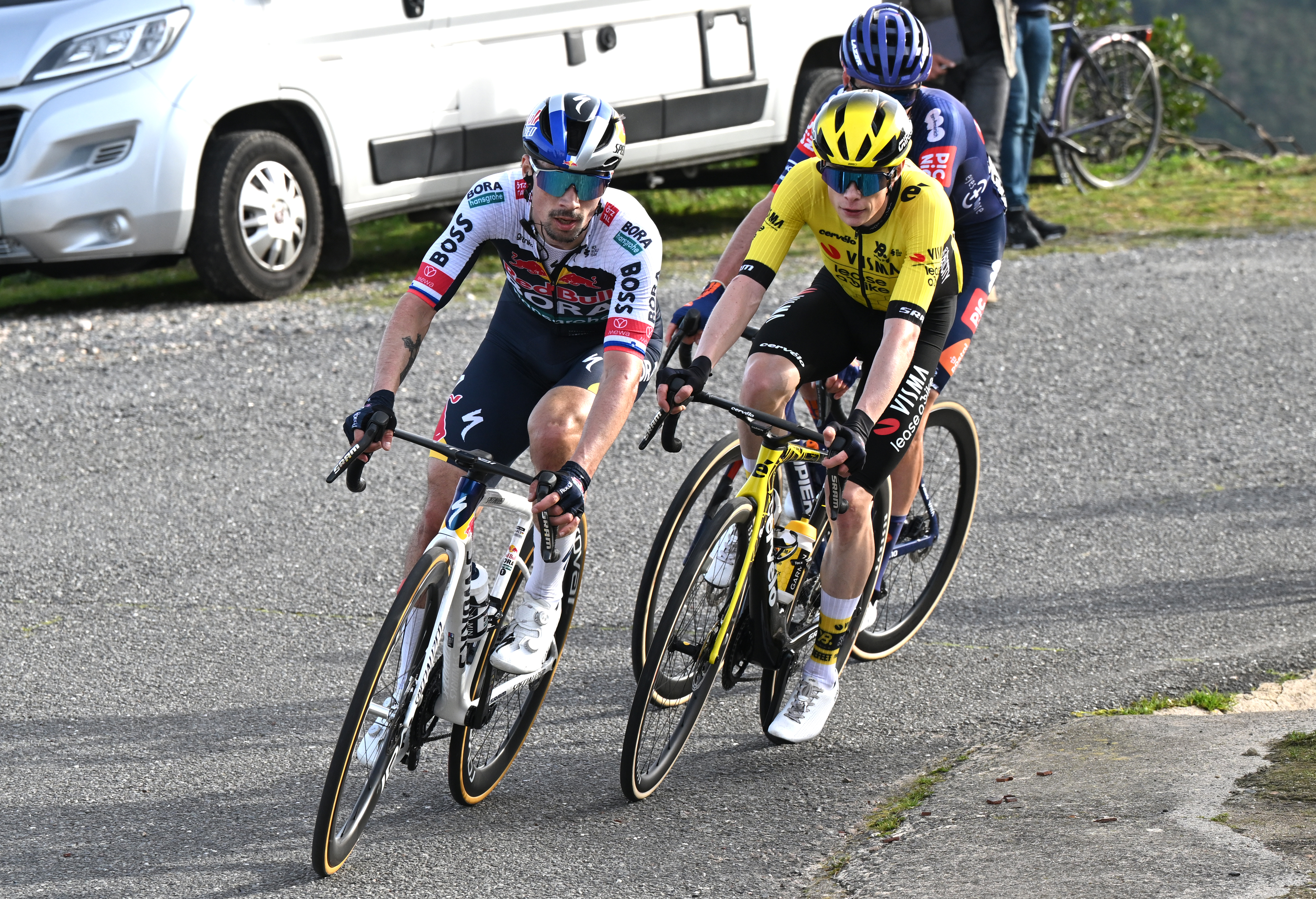 ALTO DA FOIA, PORTUGAL - FEBRUARY 20: (L-R) Primoz Roglic of Slovenia and Team Red Bull - BORA - hansgrohe and Jonas Vingegaard of Denmark and Team Visma | Lease a Bikecompete climbing to Pomba (510m) during the 51st Volta ao Algarve em Bicicleta, Stage 2 a 177.6km stage from Lagoa to Alto da Foia 869m on February 20, 2025 in Alto da Foia, Portugal. (Photo by Tim de Waele/Getty Images)