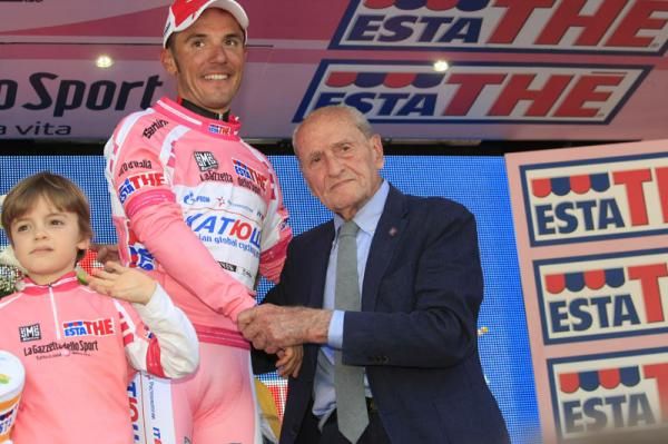 Rodriguez is given the maglia rosa by Alfredo Martini
