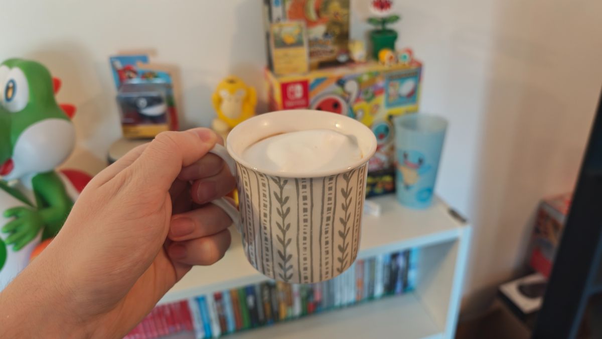 Man holding cappuccino made with the Lavazza MilkEasy Plus