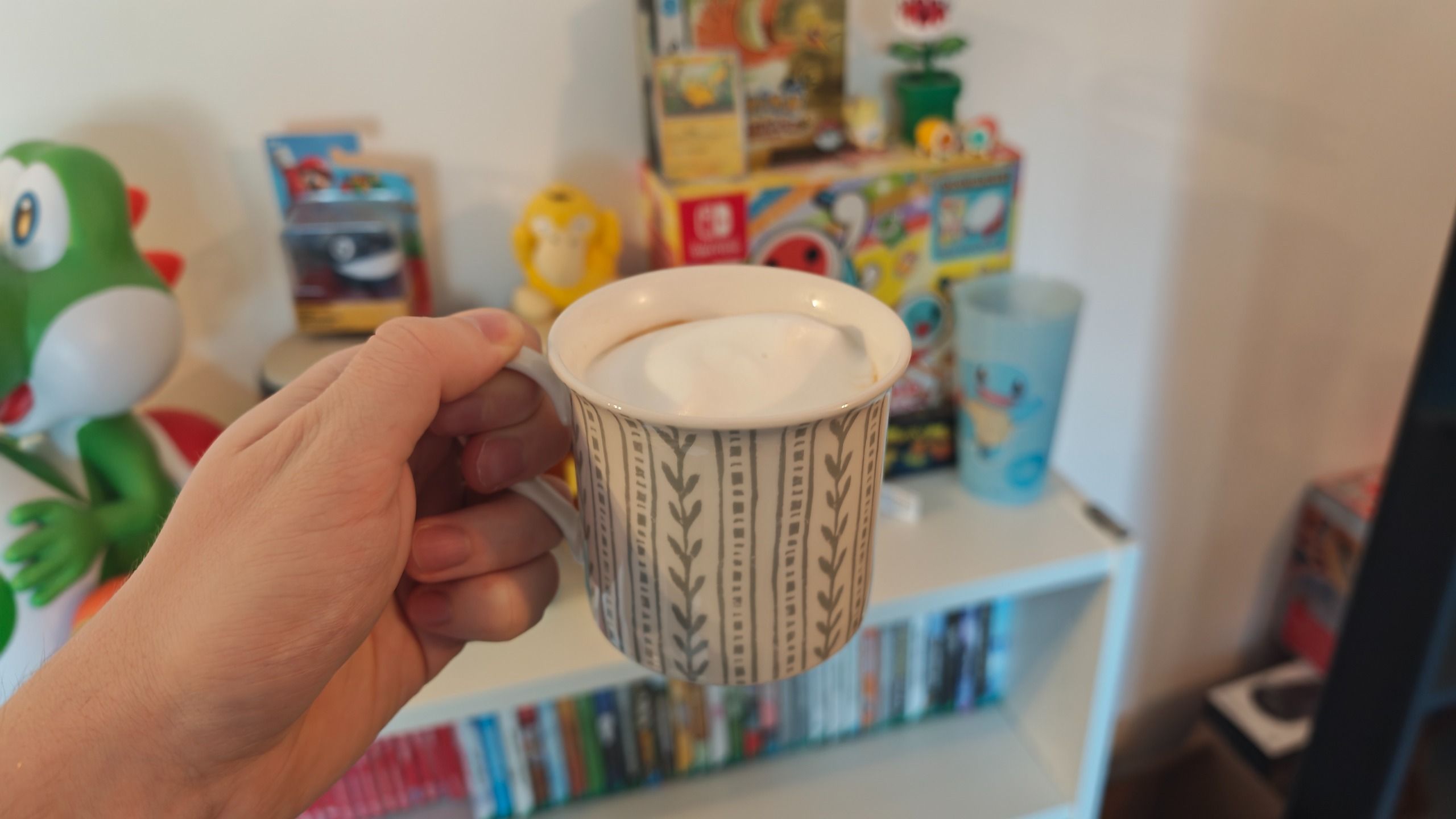 Man holding cappuccino made with the Lavazza MilkEasy Plus