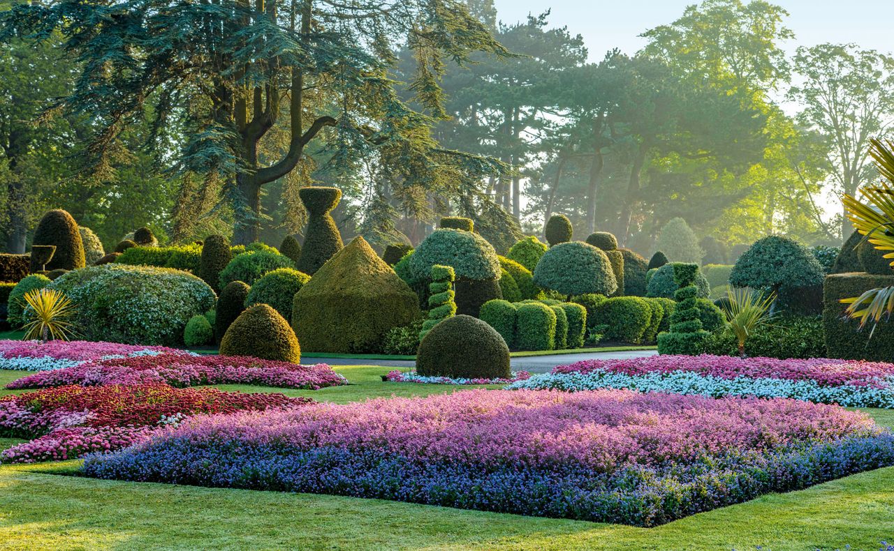 The Fountain Garden. Behind the geometric beds are some of the 1,000 individual topiary forms. Brodsworth Hall, South Yorkshire. ©Clive Nichols.