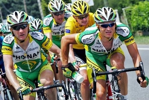 Nicolas Jalabert gives a bidon to his teammate Robert Hunter