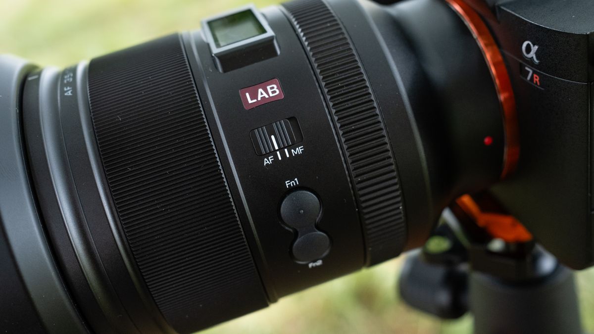 Viltrox AF 35mm f/1.2 LAB FE controls close up