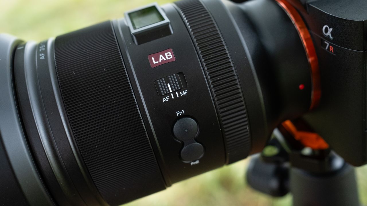 Viltrox AF 35mm f/1.2 LAB FE controls close up