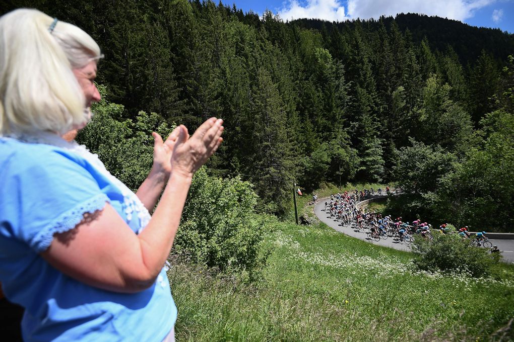 Applause for the Dauphine peloton during stage 8
