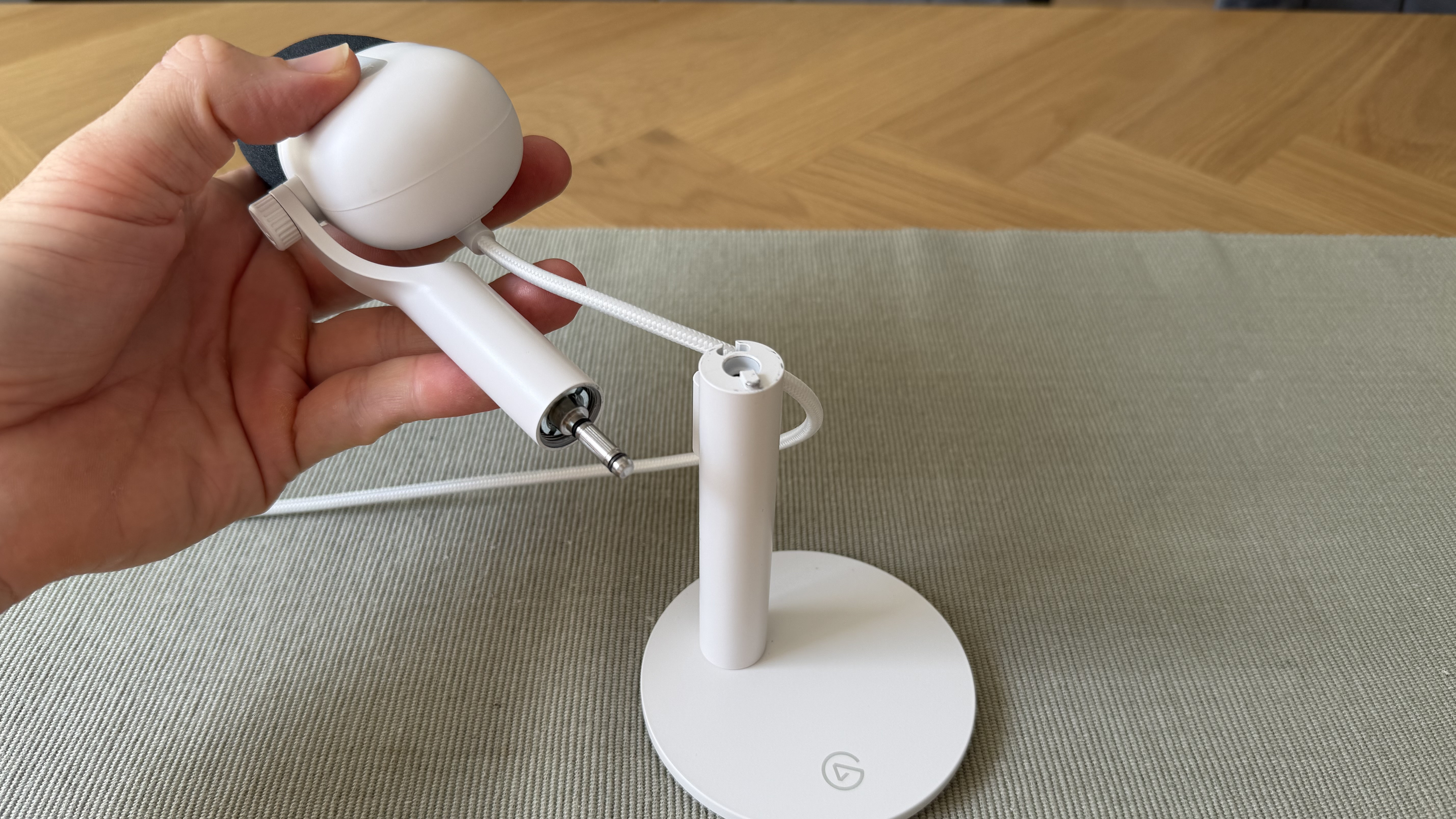 The connector for the Elgato Wave Neo to put into its stand