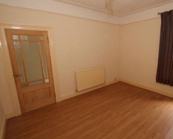 Esther Pillans membawa sentuhan apik Paris ke teras bergaya Victoria yang telah direnovasi