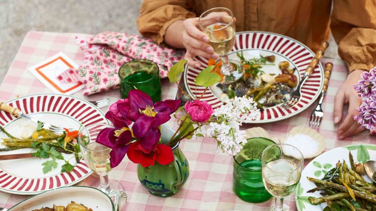 夏日午餐食谱-桌上放着花