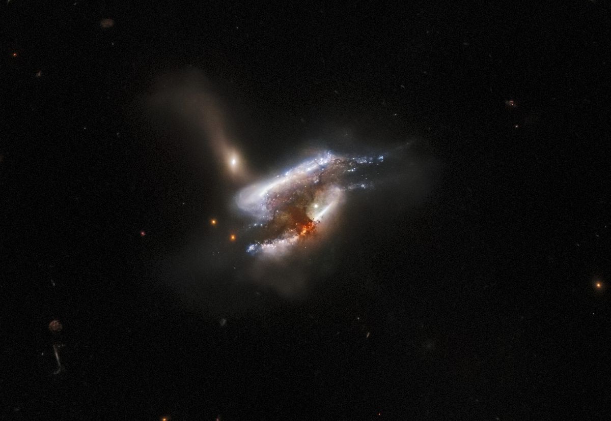 Three galaxies are tearing each other apart in stunning new Hubble telescope ima..