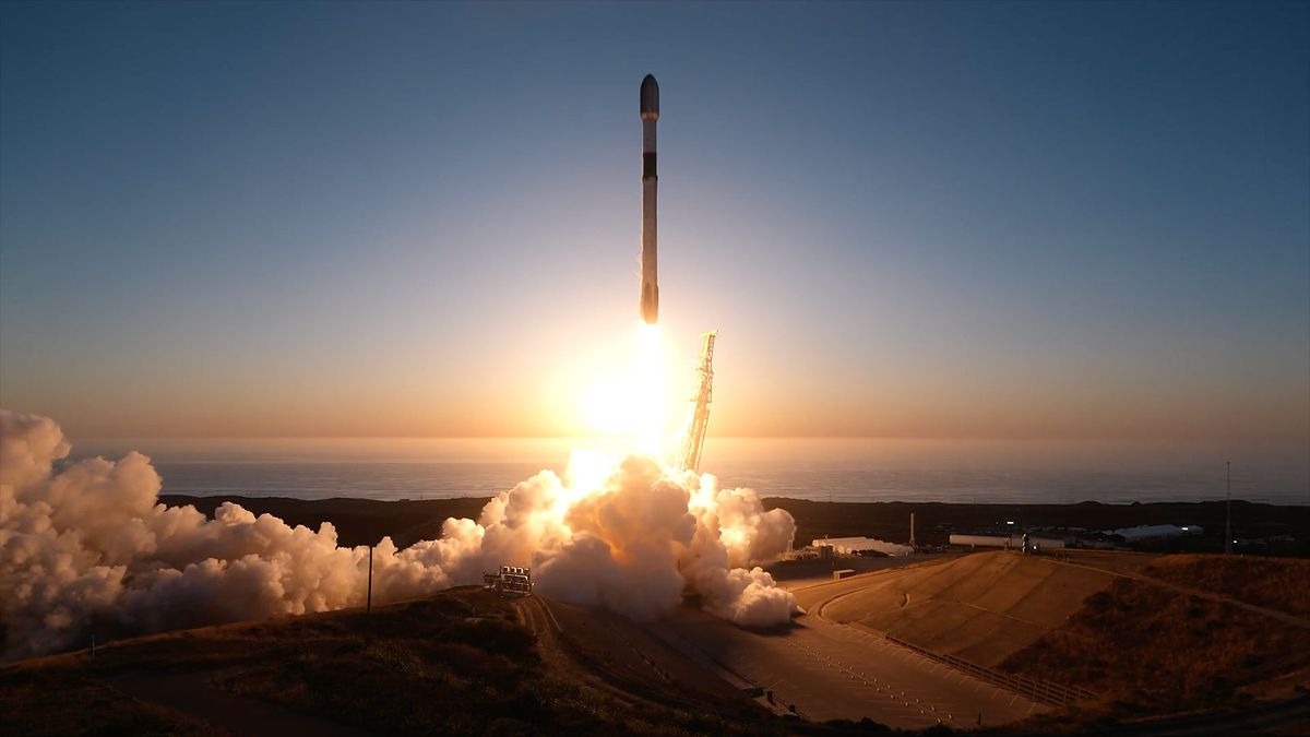 SpaceX launches 24 Starlink satellites on Falcon 9 launch from California