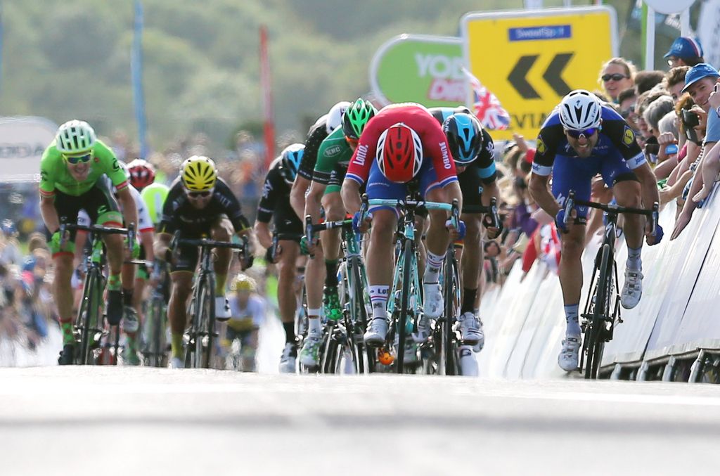 Maximiliano Richeze (Etixx-Quick-Step) and Dylan Groenewegen (LottoNl-Jumbo) sprint for the lin