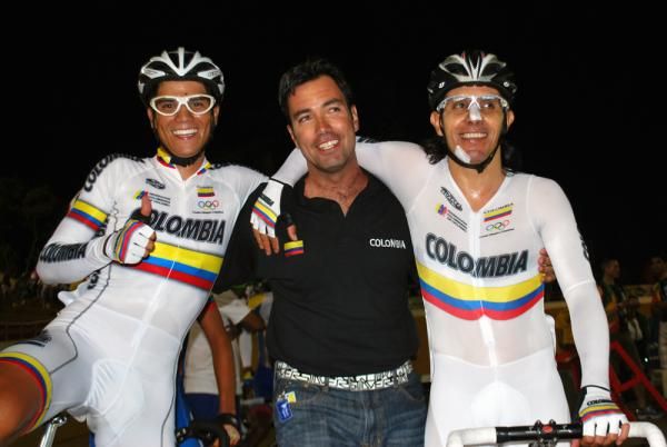 Carlos Julian Quintero Nore&ntilde;a and Carlos Uran Arroyave after a successful scratch race