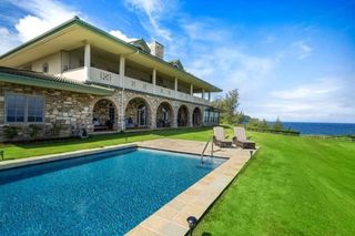 Vijay Singh's Hawaiian mansion boasts a pool with views of the Pacific Ocean