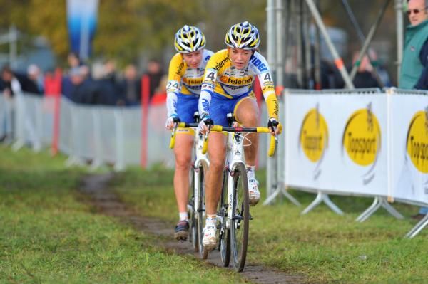 Sofie de Boer leads Nikki Harris