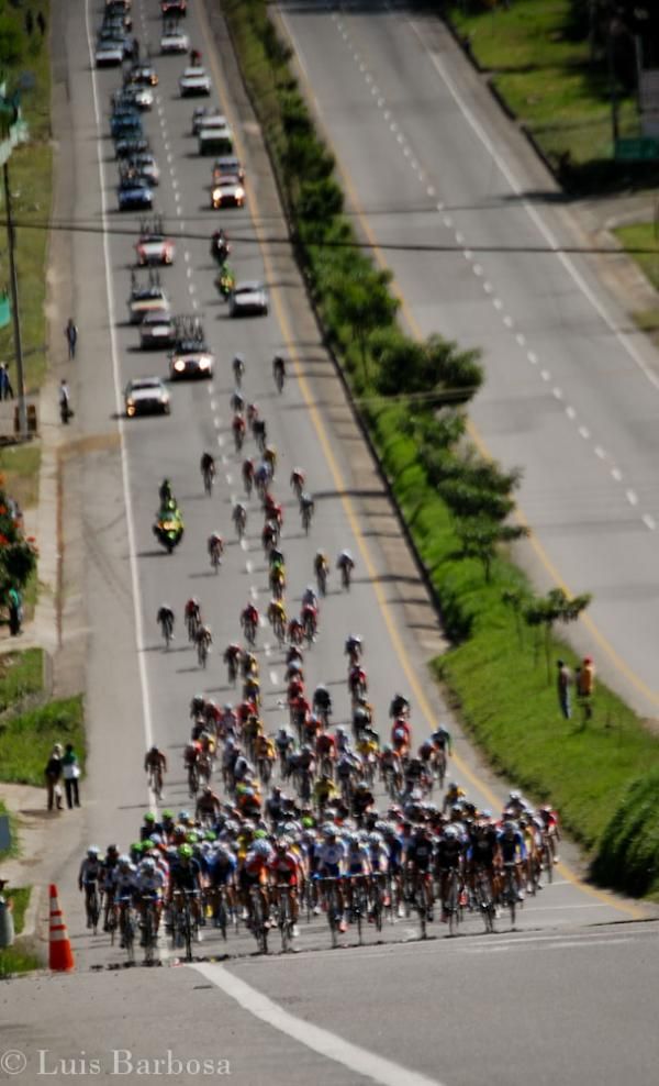 The peloton descends