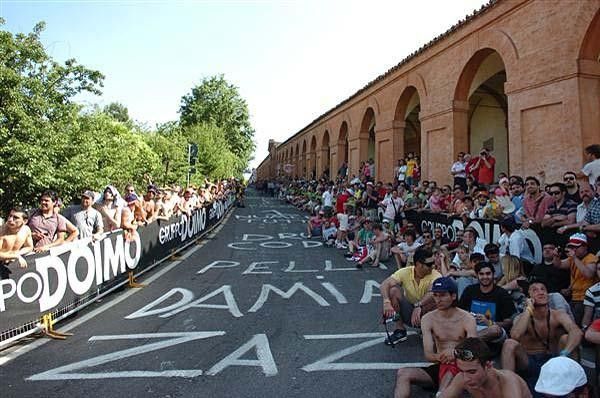 Fans await the racers.