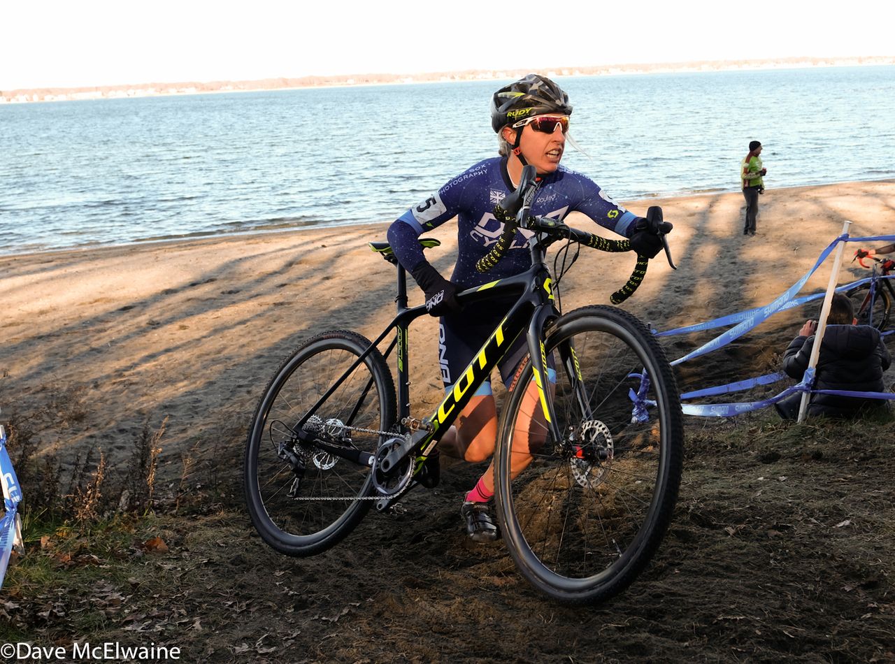 Melinda McCutcheon (DNA-Cotton Sox) on the run-up from the beach while in second place