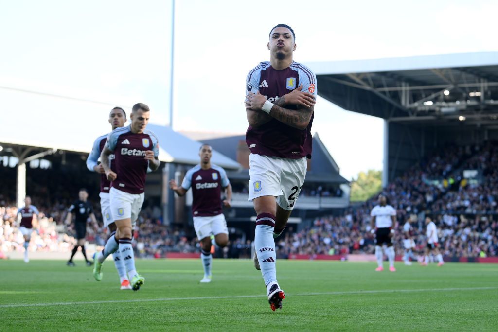 LONDON, ENGLAND - OCTOBER 19: Morgan Rogers of Aston Villa celebrates scoring his team&#039;s first goal during the Premier League match between Fulham FC and Aston Villa FC at Craven Cottage on October 19, 2024 in London, England. (Photo by Alex Broadway/Getty Images)