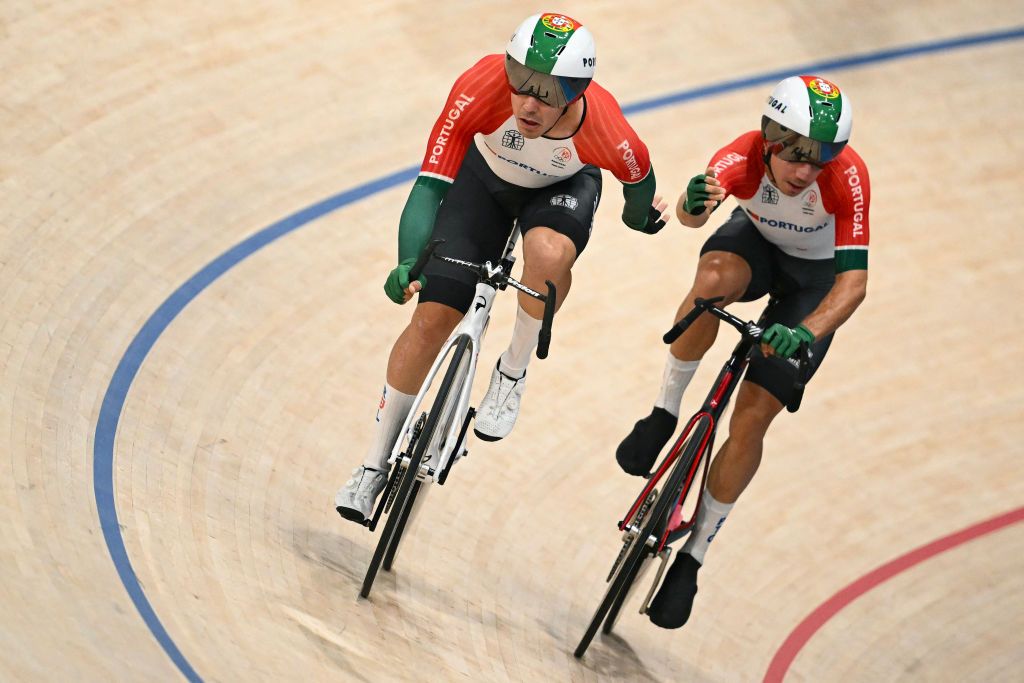 Portugal's Iuri Leitao relays Portugal's Rui Filipe Alves Oliveira in the men's track cycling madison final of the Paris 2024 Olympic Games at the Saint-Quentin-en-Yvelines National Velodrome in Montigny-le-Bretonneux, south-west of Paris, on August 10, 2024. (Photo by SEBASTIEN BOZON / AFP)