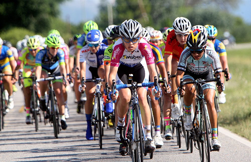 The peloton during stage 3 at the Tour Femenino de San Luis