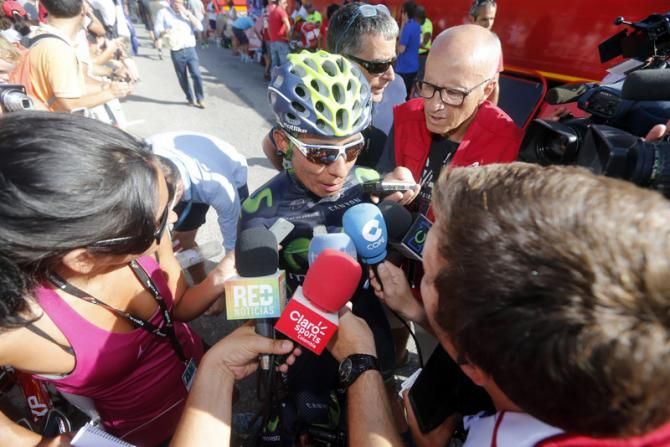 Nario Quitnana (Movistar) surrounded by the press