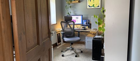 The Sihoo M18 in a home office. 