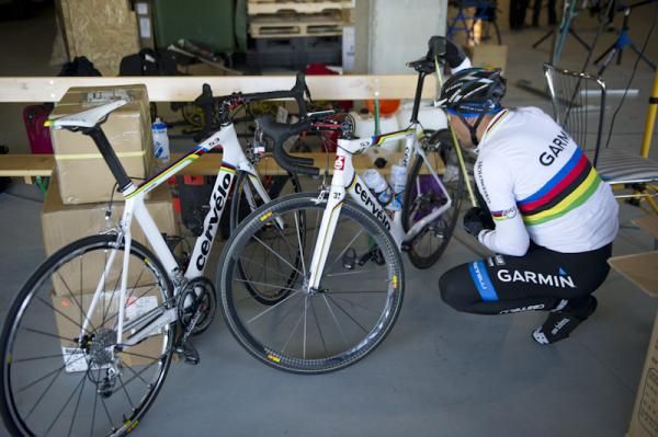 Thor Hushovd check his bike