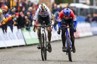 Fem van Empel comes from behind to beat Lucinda Brand and win the GP Sven Nys