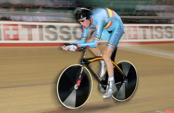 Dominique Cornu (Belgium) blasts his way round in qualification to make the final of the men's 4000m individual pursuit.