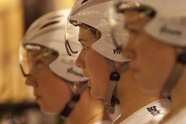 The women prepare for the team pursuit.