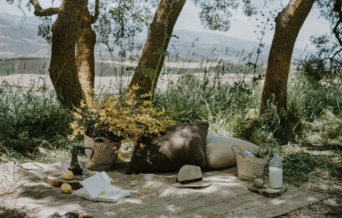 A modern farmhouse immersed in the goldeny vegetation of Sicily at the peak of summer pairs sprawling vegetation with a rustic-chic interior look.