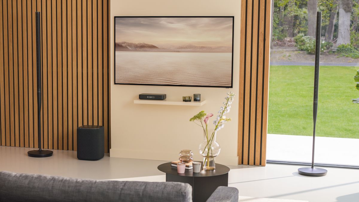 the harman kardon radiance 2400 speakers in a living room