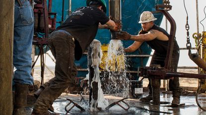 Oil workers © Brittany Sowacke/Bloomberg via Getty Images